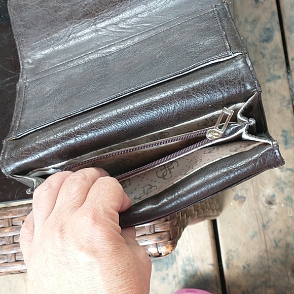 GUESS Organizer Wallet Leopard - Picture 9 of 15